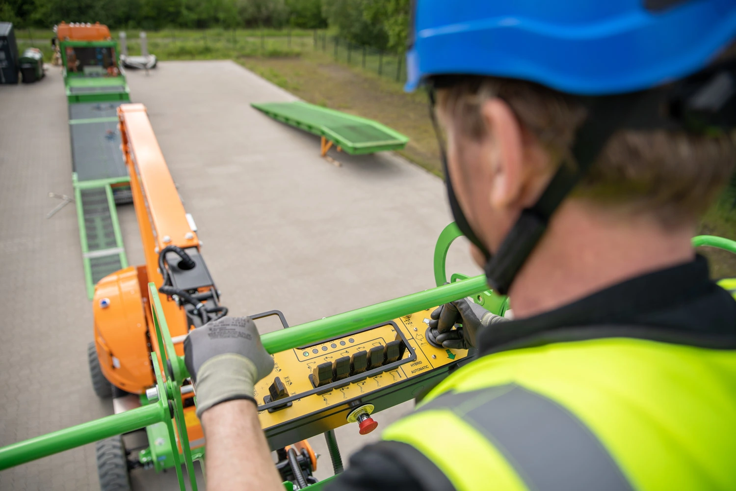 Sicheres Bedienen von Arbeitsbühnen